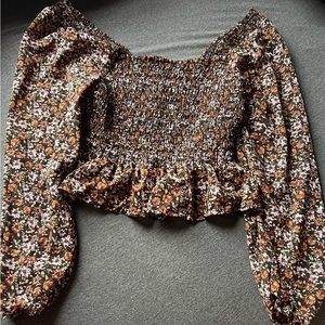 Pretty floral blouse, only ever wore it once. Size small!